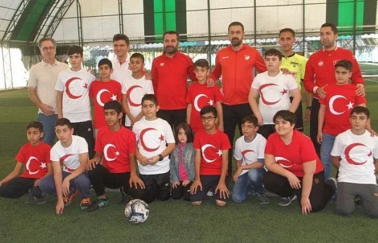 Yetim çocuklarla, protokol maç yaptı