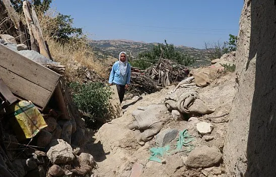 Yıkık evde yaşayan kadının çilesi sona eriyor