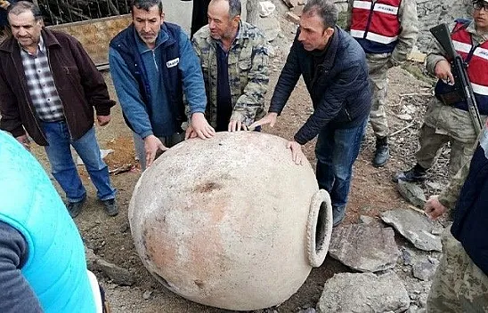 Yıkılacak evden 700 yıllık 'Tahıl Küpleri' çıktı
