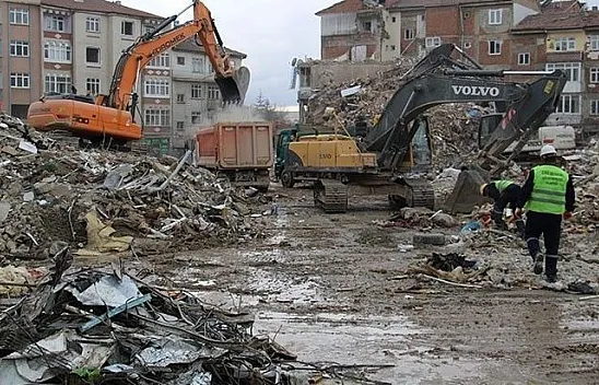 Yıkım kararı çıkan binalarda, çalışmalar aralıksız sürüyor