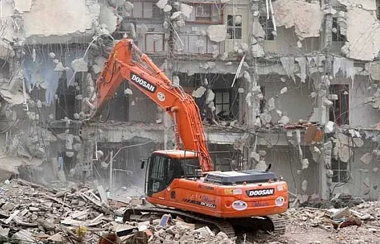 Yıkım kararı verilen 558 yapıdan 275'i yıkıldı