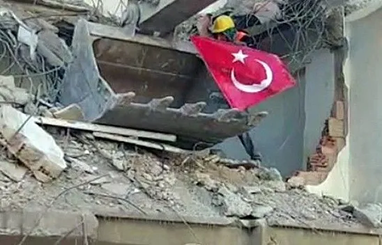 Yıkımda işçinin bayrak hassasiyeti