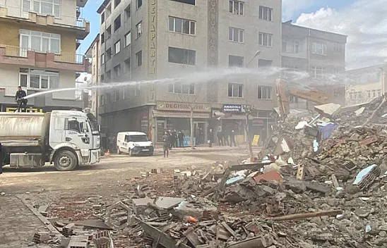 Yıkımına başlanan bina çöktü