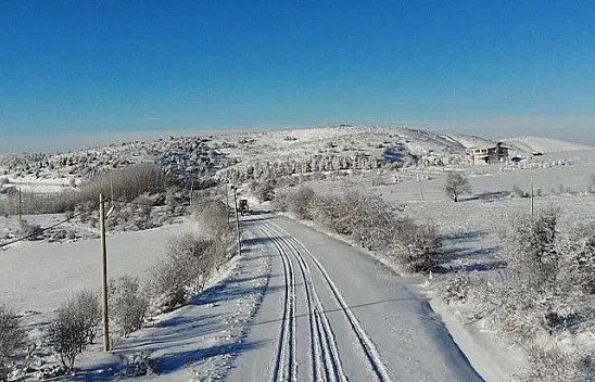 Yoğun kar yağışı köy yollarını kapattı