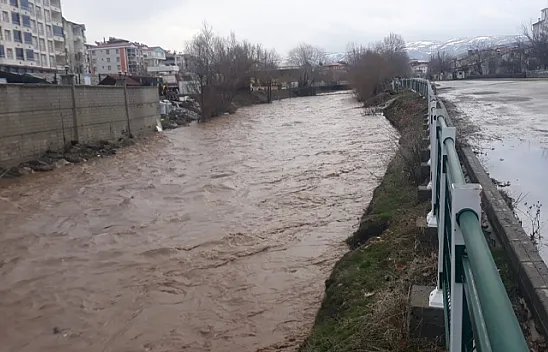 Yoğun yağışların ardından dereler taştı, sel uyarısı yapıldı