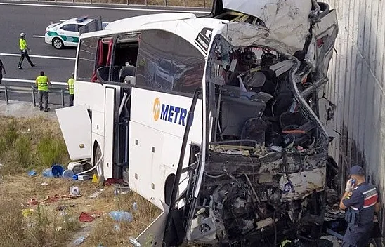 Yolcu otobüsü yoldan çıktı! Çok sayıda ölü ve yaralı var