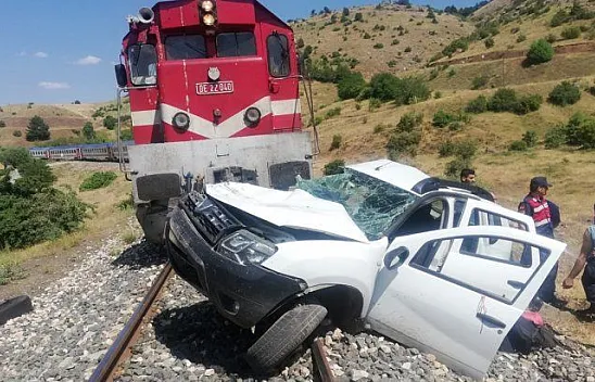 Yolcu treni araca çarptı