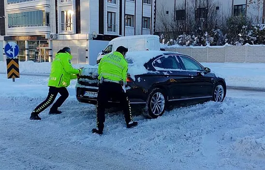 Yolda kalan vatandaşların yardımına trafik polisi koştu
