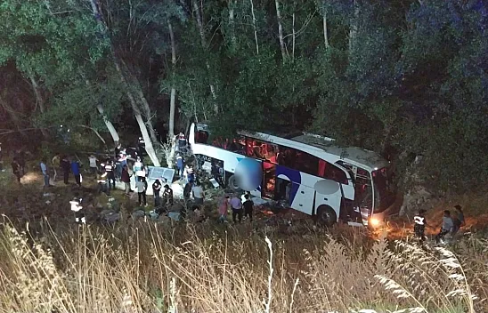 Yolcu otobüsü şarampole devrildi! Çok sayıda ölü ve yaralı var