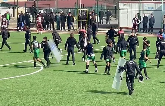 Yumruk ve tekmeler havada uçuştu!