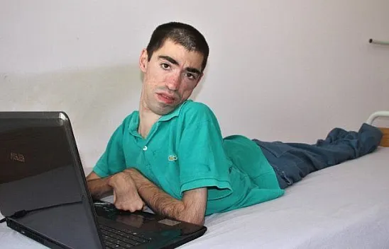 Yüzde 98 engelli, tek parmağı ile 2 bin şiir yazdı