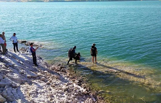 Yüzmek için baraja giren genç boğuldu