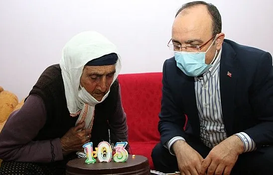 103 yaşında ilk kez doğum günü kutladı