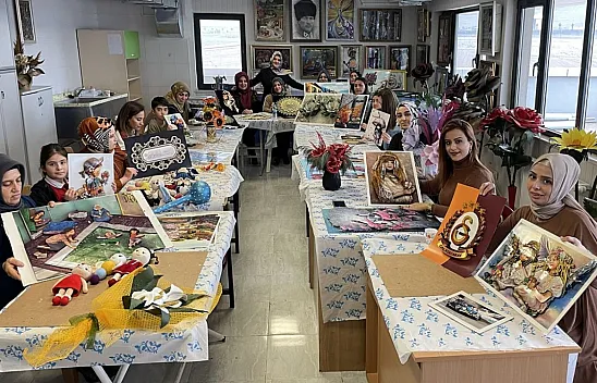 Anneler ve çocukları kursta dekoratif ürünler yapıyor