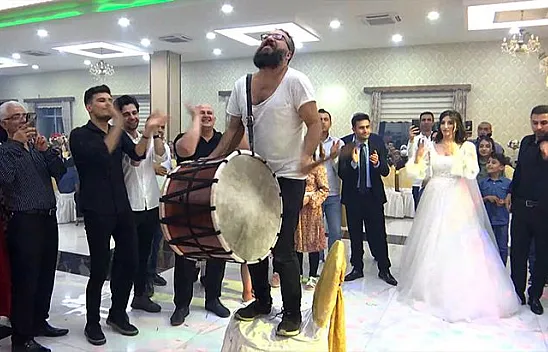 Çılgın davulcu yine kendinden geçti