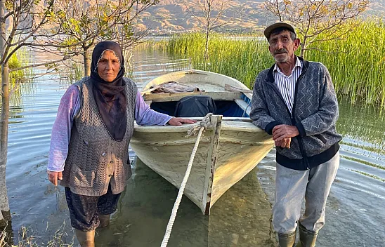 Denizsiz kentin balıkçı çifti ekmeğini Hazar Gölü'nden çıkarıyor