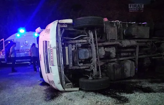 Elazığ'da kamyon devrildi