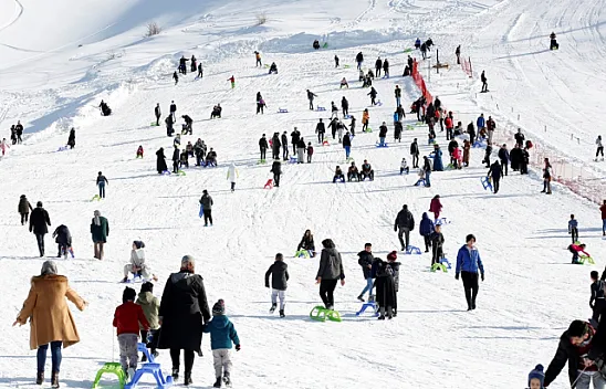 Göl manzaralı kayak merkezinde kar bereketi