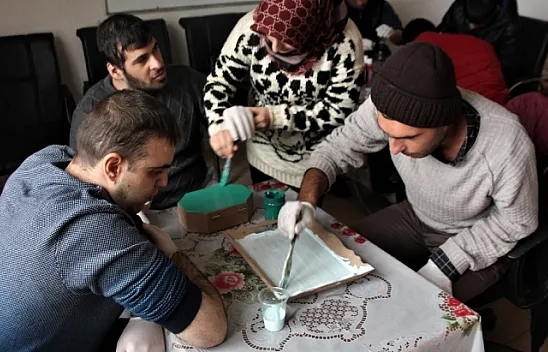 Engellerini sanatla unutuyorlar