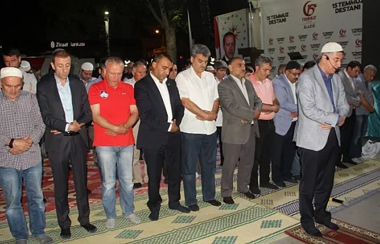 Demokrasi nöbeti sabah namazı ile sona erdi