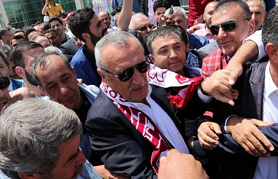 Mehmet Ağar böyle karşılandı