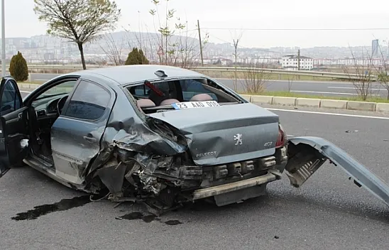 Kazada otomobilin tekeri koptu: 2 yaralı
