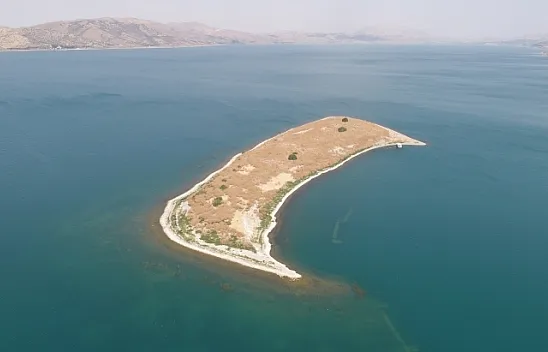 Gölün ortasındaki ada 'Tavşanlara' ev sahipliği yapıyor