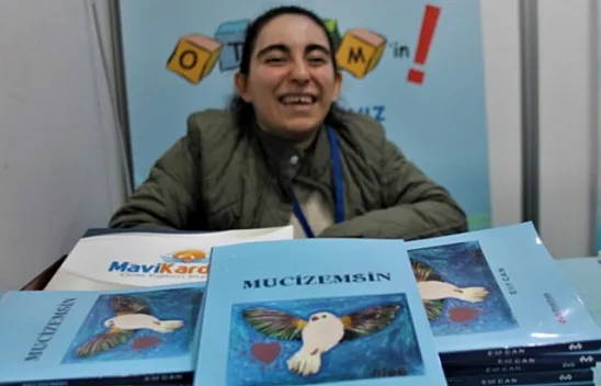 Elif Can, Kitap Fuarında okuyucularıyla buluşuyor