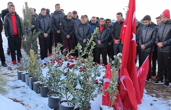 Elazığspor, kahraman şehidin kabrini ziyaret etti