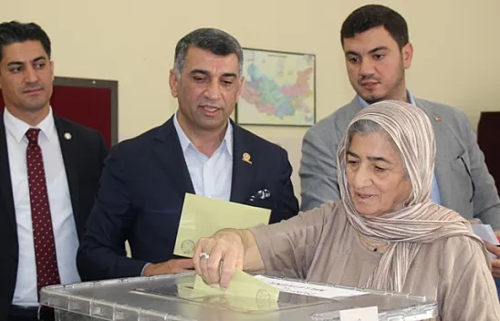 Milletvekili Erol, oyunu annesiyle birlikte kullandı