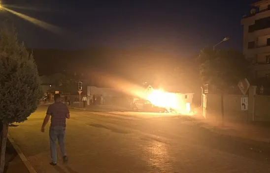 Kaza yapan otomobil alev aldı