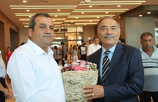 Şehir hastanesine hayran kalan gurbetçi çiçekle teşekküre geldi