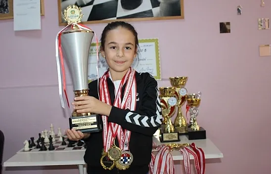 10 yaşında 10 kupası, 23 madalyası var