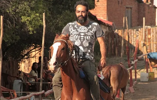 Müdürlüğü bıraktı, at çiftliği açtı