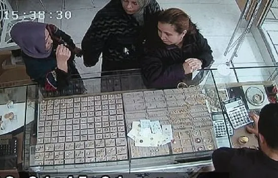 Organize bilezik hırsızlığı saniye saniye görüntülendi