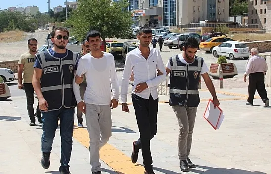 Elinde çaldığı televizyonla polise yakalandı