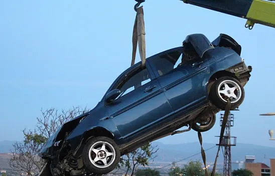 Otomobil bahçeye uçtu, yaralı arkadaşını bırakıp kaçtı