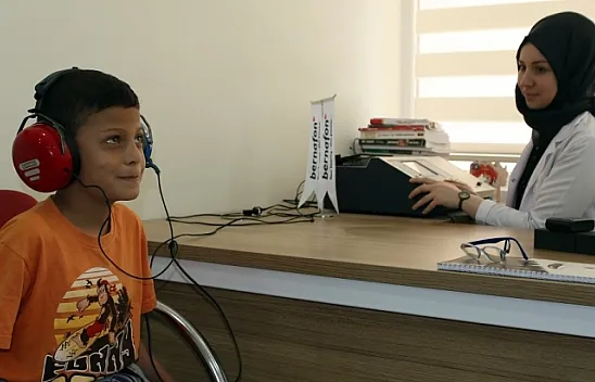 Suriyeli çocuk, 4 yıl sonra ilk kez duydu