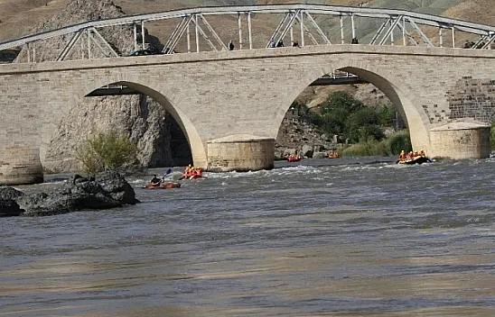 Tarihi ilçede, Vali ile birlikte Araplar rafting yaptı