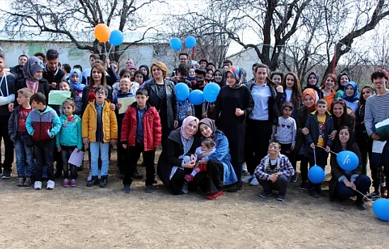 Üniversiteli gençler down sendromlu çocukların yüzünü güldürdü