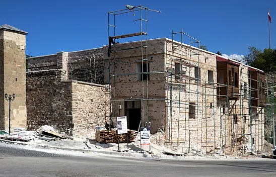 Tarihi konağın kapı kirişinde bulunan madeni paralar