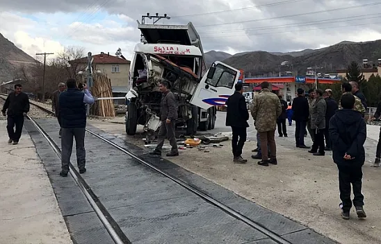 Yük treni TIR'a çarptı! Kaza yerinden ilk görüntüler
