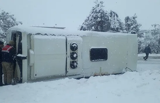 Elazığ'da işçi servisi devrildi! Çok sayıda yaralı var