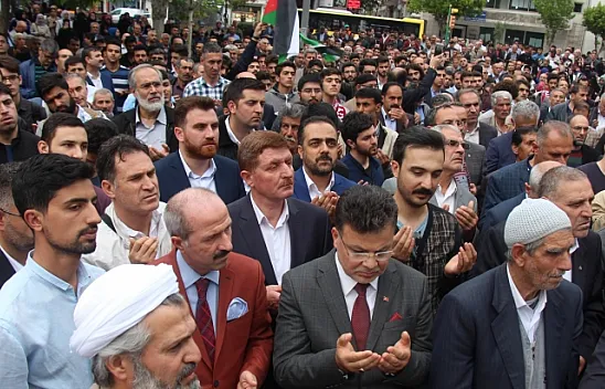 Şehit Filistinliler için gıyabi cenaze namazı