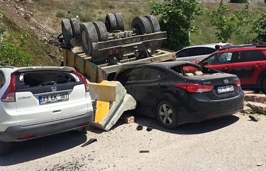 Kamyonet park halindeki araçların üzerine devrildi! Olay yerinden görüntüler