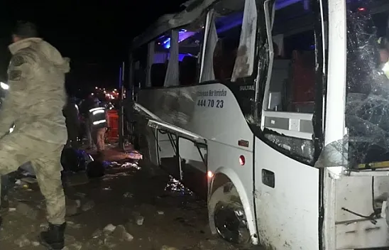 Yolcu otobüsü devrildi! Kaza yerinden ilk görüntüler