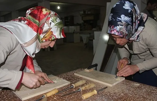 Erkeklerin hazırladığı minberleri kadınlar süslüyor