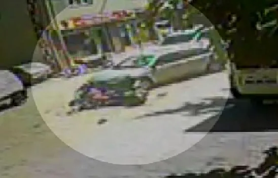 Otomobil ve motosiklet kafa kafaya çarpıştı