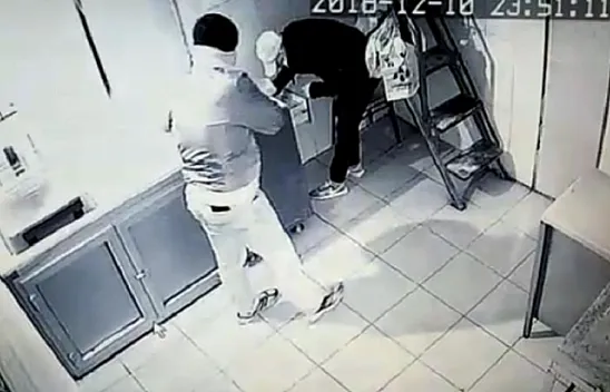 Demir kesme makasıyla kilidi kırıp, 30 bin lira çaldılar