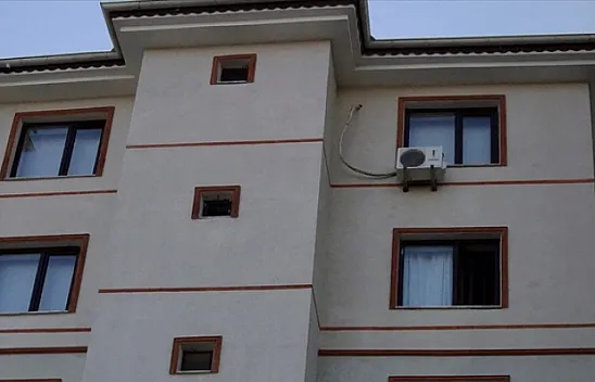 5. kattan düşen çocuk yaralandı